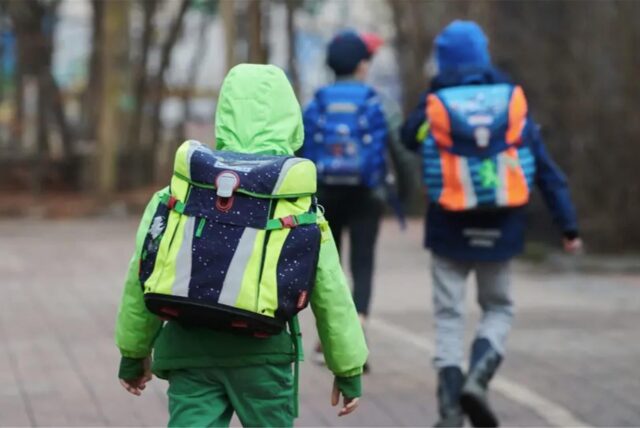 Kinder auf dem Schulweg.