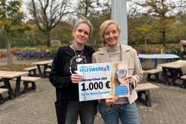 Rike Kuhlmann (links) und Silja Senge nehmen mit Freude den Zuschuss vom Lensing-Media-Hilfswerk entgegen. Hier stehen sie im ersten Grünen Klassenzimmer der Schule.