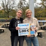Rike Kuhlmann (links) und Silja Senge nehmen mit Freude den Zuschuss vom Lensing-Media-Hilfswerk entgegen. Hier stehen sie im ersten Grünen Klassenzimmer der Schule.