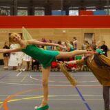 Luisa Pennekamp gleitet als Tinkerbell mit ihrem Feenglanzverwalter Junis durch die Rundsporthalle in Marl.
