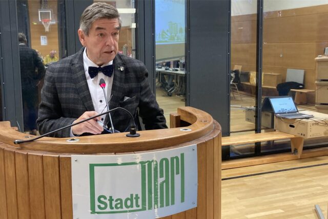 In seiner Haushaltsrede muss Bürgermeister Werner Arndt (SPD) tiefrote Zahlen präsentieren.
