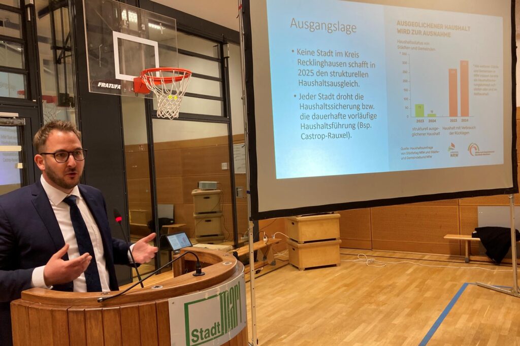 Marls Kämmerer Daniel Greb präsentiert im Stadtrat Eckdaten zum Entwurf der Haushaltssatzung für das Jahr 2025. Marls Kämmerer Daniel Greb präsentiert im Stadtrat Eckdaten zum Entwurf der Haushaltssatzung für das Jahr 2025.