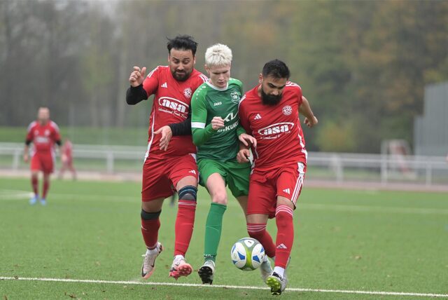 Erzielte gleich vier Treffer: Tim Frenz (l.) von SW Meckinghoven II.
