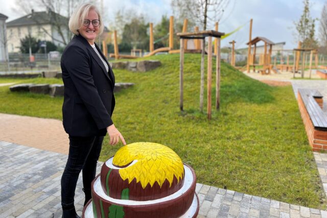 Nicole Baumann, Leiterin der Kita Löwenzahn, zeigt auf eine Löwenzahn-Murmelbahn.