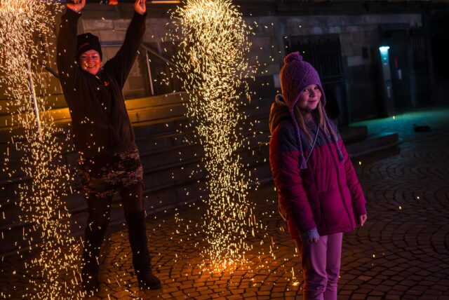 Eine Familie beim Lichterlauf im Rahmen von „Recklinghausen leuchtet“-