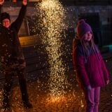 Eine Familie beim Lichterlauf im Rahmen von „Recklinghausen leuchtet“-