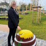Nicole Baumann, Leiterin der Kita Löwenzahn, zeigt auf eine Löwenzahn-Murmelbahn.