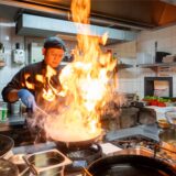 Der Koch Sittipong Suraudon steht am Herd in seiner Küche im Restaurant Baan Sukhothai in Recklinghausen.