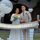 Die Eheleute Lea Jeschonowski und Burak Umar nach ihrer Trauung vor dem Rathaus in Recklinghausen