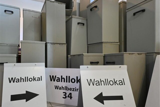 Wahlurnen und -schilder stehen in einem Lager der Stadtverwaltung der kreisfreien Stadt Frankfurt (Oder).