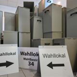 Wahlurnen und -schilder stehen in einem Lager der Stadtverwaltung der kreisfreien Stadt Frankfurt (Oder).