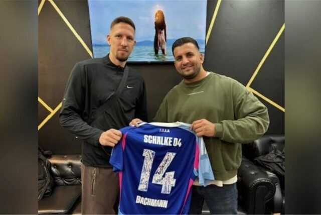 Mohammad Kailash mit dem Schalke-Spieler Janik Bachmann, der sich regelmäßig in dem Gladbecker Barbershop stylen lässt