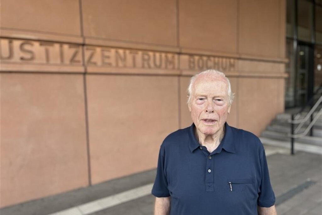 Jan Bormann vor dem Landgericht Bochum: Hier lief im Sommer 2024 eine mündliche Verhandlung wegen der Klage des Künstlers gegen die Stadt Arnsberg zur „Flüsterbrücke“. Bormann lehnte einen Vergleich ab und kündigte an, vors Oberlandesgericht zu ziehen. Jan Bormann vor dem Landgericht Bochum: Hier lief im Sommer 2024 eine mündliche Verhandlung wegen der Klage des Künstlers gegen die Stadt Arnsberg zur „Flüsterbrücke“. Bormann lehnte einen Vergleich ab und kündigte an, vors Oberlandesgericht zu ziehen.