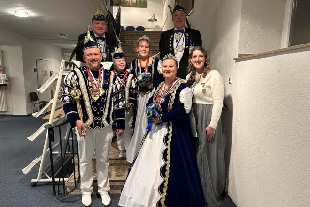 Karnevalsprinzenpaare auf einer Treppe.