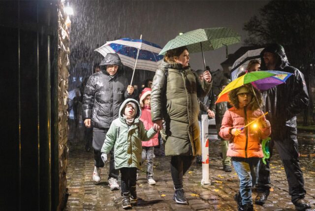 Viele Familien trotzdem für den Martinszug zur BVB-Gründerkirche dem strömenden Regen.