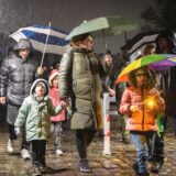 Viele Familien trotzdem für den Martinszug zur BVB-Gründerkirche dem strömenden Regen.