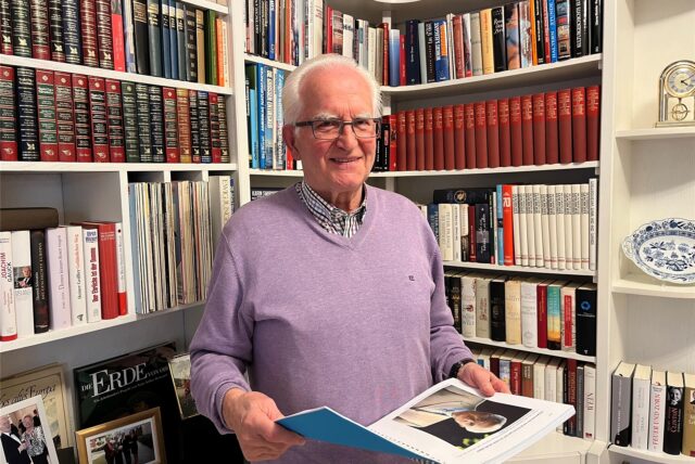 Josef Schmergal, ehemaliger Bürgermeister von Haltern, steht vor seiner Bücherwand.