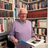 Josef Schmergal, ehemaliger Bürgermeister von Haltern, steht vor seiner Bücherwand.
