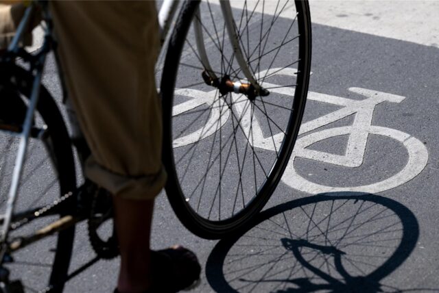 Detailaufnahme eines Fahrradfahrers, der auf einem Radweg fährt. (Symbolbild)