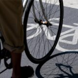 Detailaufnahme eines Fahrradfahrers, der auf einem Radweg fährt. (Symbolbild)