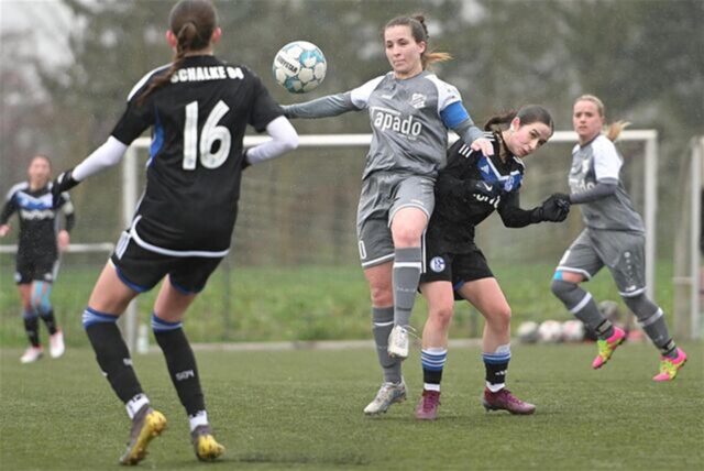 Jana Hetz (2.v.l.) und der SV Titania Erkenschwick mussten sich dem Tabellenzweiten verdient verloren geben. Die Szene stammt aus einer Partie gegen Schalke 04.