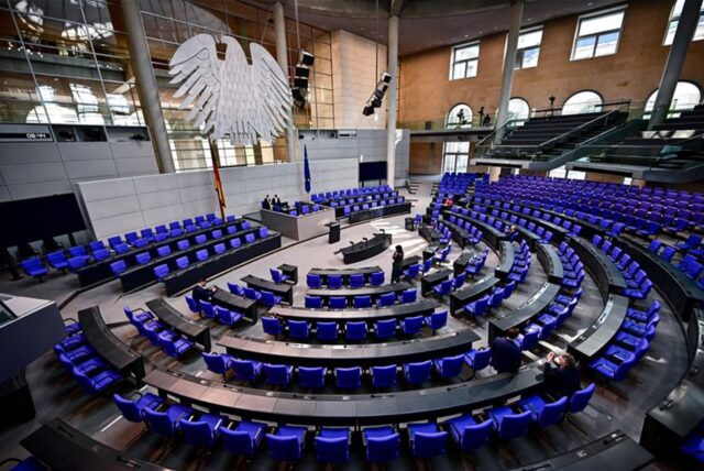 Der leere Plenarsaal vor der Sitzung im Deutschen Bundestag.
