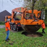 Eine Rundspaten-Maschine gräbt in Datteln eine zwölf Meter hohe Kirsche aus.