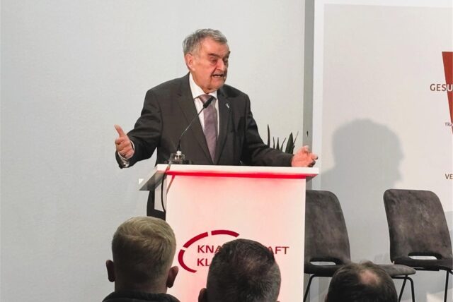 NRW-Innenminister Herbert Reul steht gestikulierend an einem Rednerpult im Knappschaftskrankenhaus in Recklinghausen.
