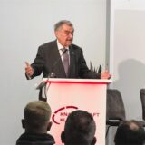 NRW-Innenminister Herbert Reul steht gestikulierend an einem Rednerpult im Knappschaftskrankenhaus in Recklinghausen.