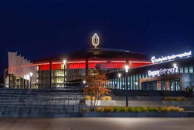 Die beleuchtete Westfalenhalle in Dortmund bei Nacht