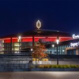 Die beleuchtete Westfalenhalle in Dortmund bei Nacht