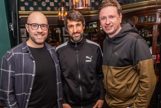 Cedric Gebhardt, Sascha Staat und Thomas Broich sitzen auf der kleinen Bühne im „The Londoner“.