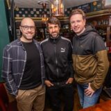 Cedric Gebhardt, Sascha Staat und Thomas Broich sitzen auf der kleinen Bühne im „The Londoner“.