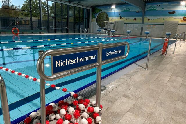 Ein Schild mit der Aufschrift „Nichtschwimmer – Schwimmer“ an der Grenze der beiden Bereiche im Dattelner Stadtbad.