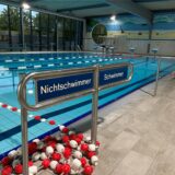 Ein Schild mit der Aufschrift „Nichtschwimmer – Schwimmer“ an der Grenze der beiden Bereiche im Dattelner Stadtbad.