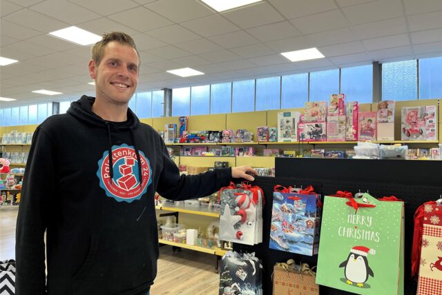 Sven Nehm vor Regalen mit Deko und Spielzeug