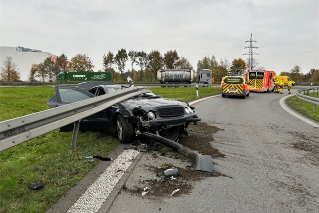 Ein demoliertes Auto steckt an der A2-Auffahrt in RE-Röllinghausen in der Leitplanke.