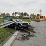 Ein demoliertes Auto steckt an der A2-Auffahrt in RE-Röllinghausen in der Leitplanke.