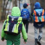 Grundschüler auf dem Schulweg.