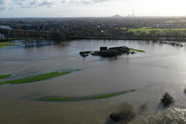Ein Bauernhof in Dorsten wurde wegen des Lippe-Hochwassers zu einer Hallig.