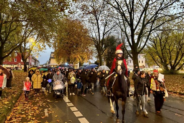 Der Martinsumzug am Ickerner Knoten: Am 11.11.2024 zogen auf Einladung von Mein Ickern erstmals 700 Menschen gemeinsam durch den Stadtteil.