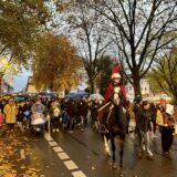 Der Martinsumzug am Ickerner Knoten: Am 11.11.2024 zogen auf Einladung von Mein Ickern erstmals 700 Menschen gemeinsam durch den Stadtteil.
