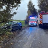 Ein Auto prallte in Dorsten gegen einen Baum.