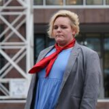 Lisa De Zanet, Kreisvorsitzende der Satirepartei „Die Partei“ in Dortmund, nennt die Rahmenbedingungen der vorgezogenen Bundestagswahl undemokratisch, weil sie kleine Parteien benachteiligen.