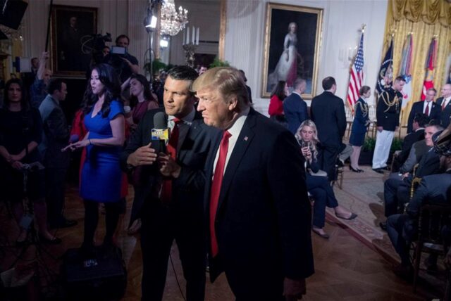 US-Präsident Donald Trump erscheint bei Fox & Friends Co-Moderator Pete Hegseth bei einer Wounded Warrior Project Soldier Ride Veranstaltung im East Room des Weißen Hauses.