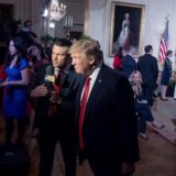 US-Präsident Donald Trump erscheint bei Fox & Friends Co-Moderator Pete Hegseth bei einer Wounded Warrior Project Soldier Ride Veranstaltung im East Room des Weißen Hauses.
