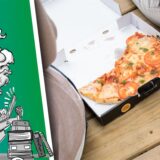 Pizzakarton liegt zwischen zwei Personen auf einer Bank.