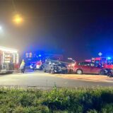 Zwei demolierte Autos stehen auf einer Kreuzung. Ein Feuerwehrfahrzeug parkt im Hintergrund und versperrt die Straße