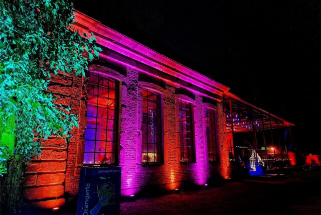 Die beleuchtete Orangerie im Schlosspark Herten.