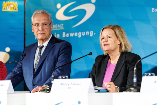Nancy Faeser (SPD, r.), Bundesinnenministerin, spricht auf der Pressekonferenz zum Abschluss der 50. Sportministerkonferenz neben Joachim Herrmann (CSU), Innenminister von Bayern.